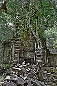 Angkor - Beng Mealea, corbelled arch in ruin